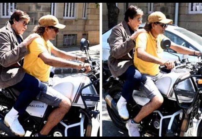  Amitabh On Bike: गाडीतून उतरून अनोळखी व्यक्तीच्या बाईकवर बसले बिग बी, कारण ऐकून कराल कौतुक 