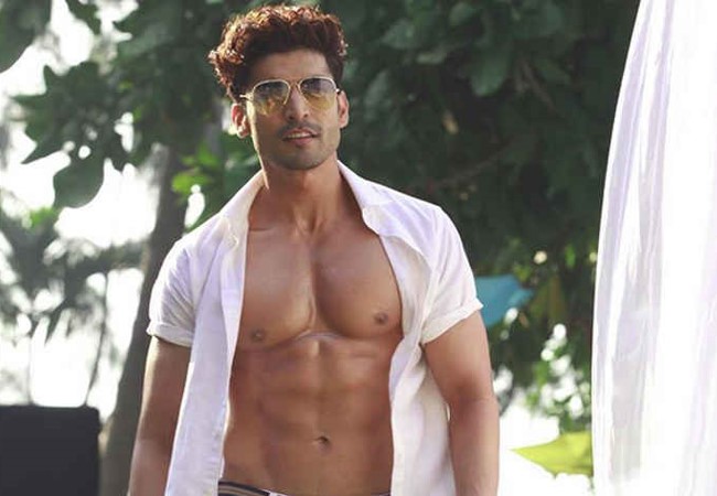  Gurmeet Choudhary फिटनेससाठी अभिनेता गुरमीत चौधरीने केला दीड वर्षापासून भात, पोळी, साखरचा त्याग