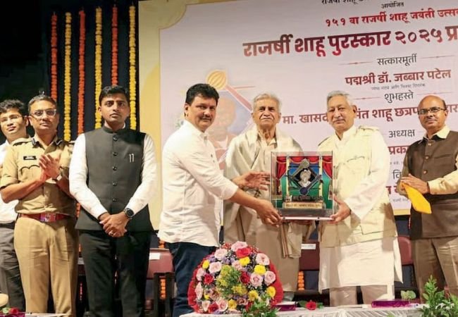 Dr Jabbar Patel received rajarshi shahu maharaj award