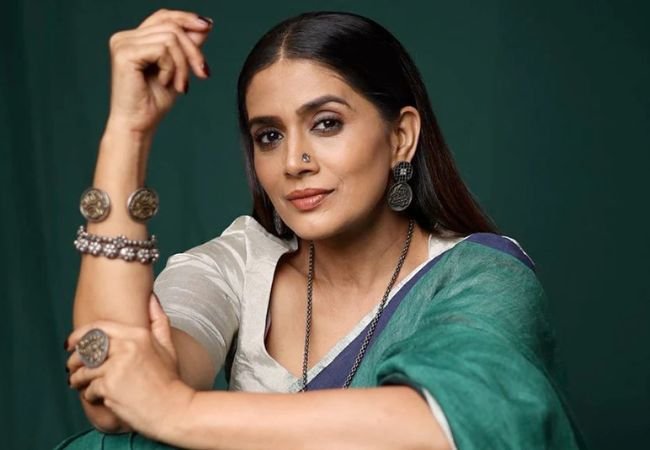 Sonali Kulkarni: “सध्या नाटक वर्सेस सिनेमा युद्ध सुरु झालंय”