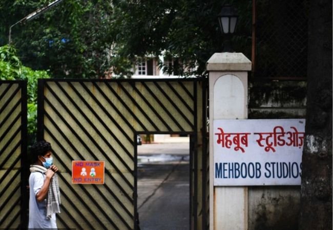 चला Mehboob Studio मध्ये…