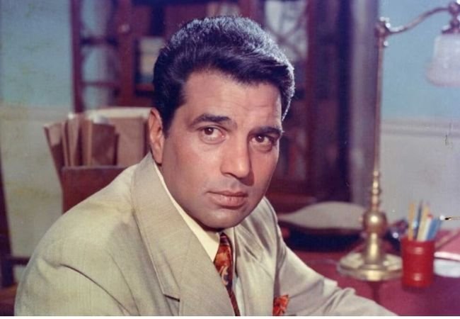 Dharmendra : सुपरस्टार ते यशस्वी निर्माता….