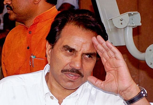 Dharmendra आपल्याच चित्रपटाच्या प्रीमियरला का गैरहजर का राहिले होते?