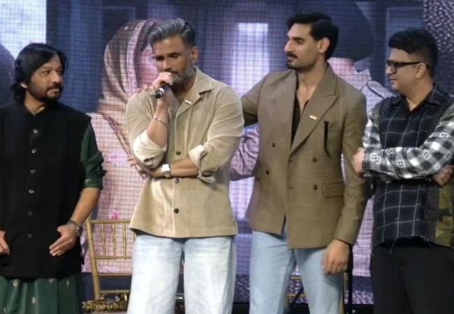  “पहिला चित्रपट फ्लॉप झाल्यानंतर माझ्या मुलाने खुप काही….”; अहानबद्दल बोलताना Suneil Shetty याला अश्रु अनावर