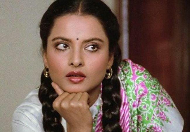‘खूबसूरत’; अभिनेत्री Rekha हिला पहिला फिल्मफेअर पुरस्कार मिळवून देणारा चित्रपट