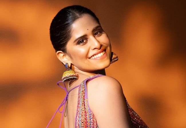  Sai Tamhankar : “अमराठी कलाकारांच्या ग्लॅमरच्या नादात आपण आपल्याच मातीतील दिग्गजांचा अपमान करतोय का?”